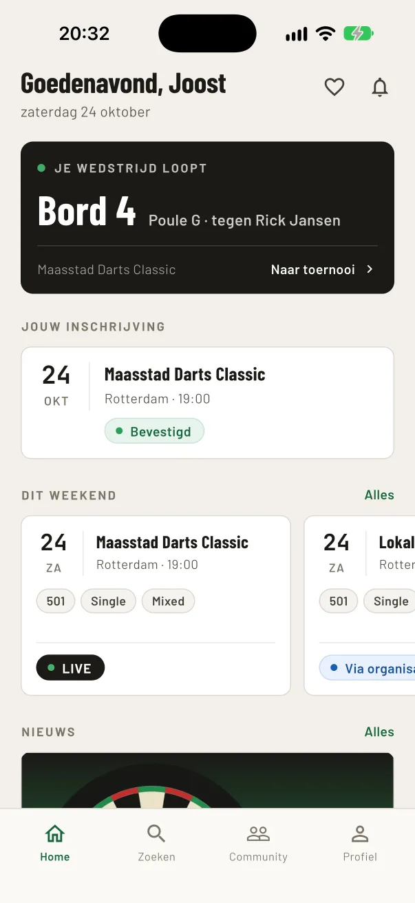 Startscherm van de Voor Darters-app op een iPhone: Je wedstrijd loopt, Bord 4, Poule G tegen Rick Jansen bij Maasstad Darts Classic. Daaronder de inschrijving met status Bevestigd en het toernooi met het label Live.