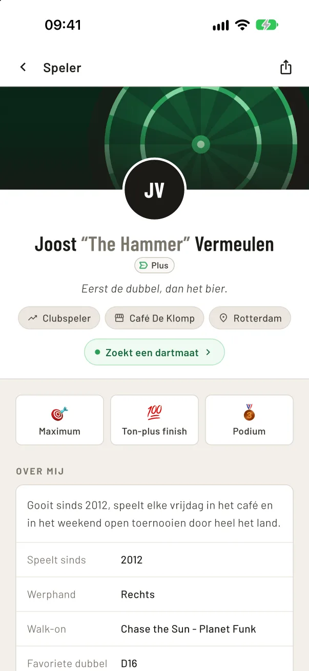 Spelersprofiel in de Voor Darters-app met een cover, de Plus-badge naast de naam en drie uitgelichte badges: Maximum, Ton-plus finish en Podium.