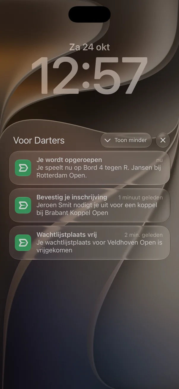 Vergrendelscherm van een iPhone met drie meldingen van de Voor Darters-app: Je wordt opgeroepen, je speelt nu op Bord 4 tegen R. Jansen bij Rotterdam Open. Daaronder een uitnodiging om als koppel mee te spelen en een vrijgekomen wachtlijstplaats.